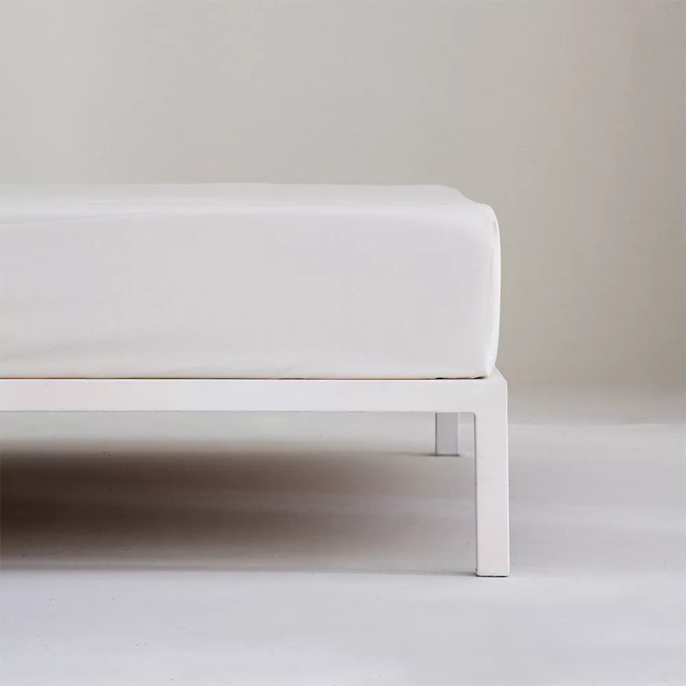 Sábana bajera ajustable beige de percal de algodón 200 hilos, fresca, transpirable y con cuatro puntos de sujeción.