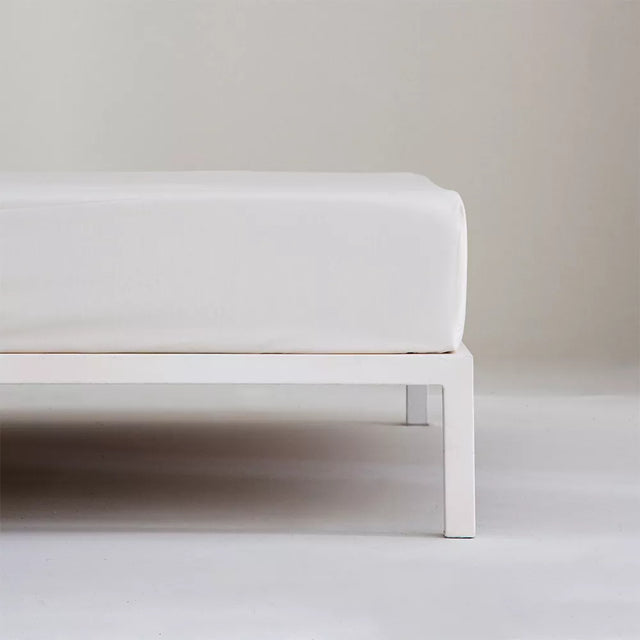 Sábana bajera ajustable beige de percal de algodón 200 hilos, fresca, transpirable y con cuatro puntos de sujeción.