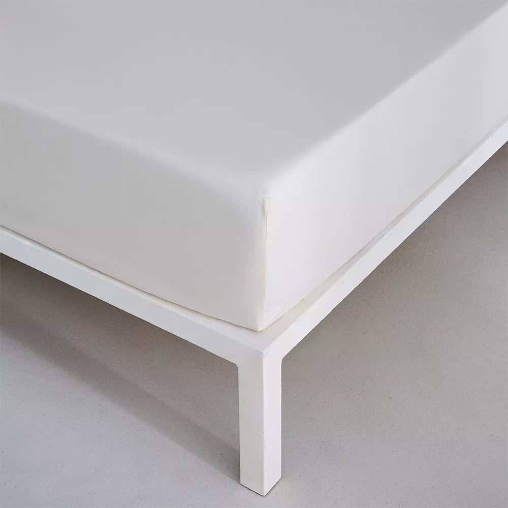 Bajera beige premium de algodón percal 200 hilos con sistema de ajuste en cuatro puntos para mayor comodidad.