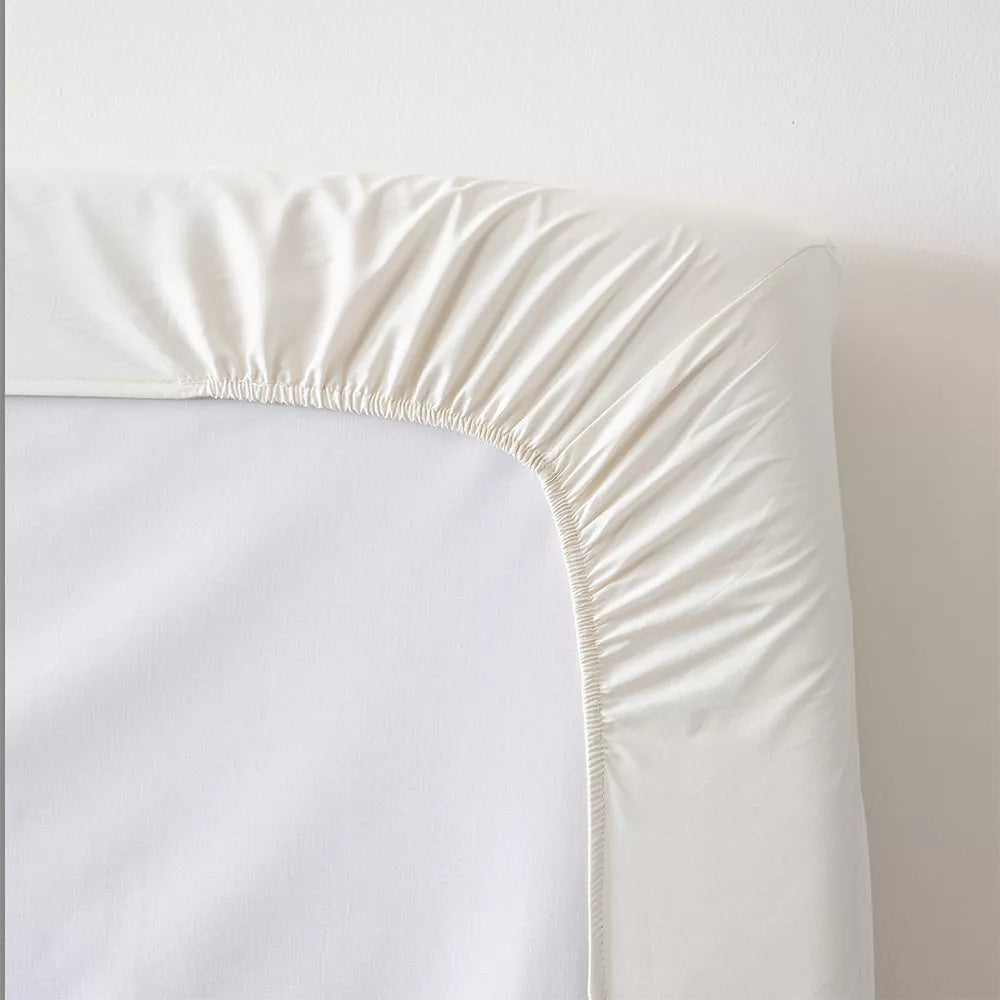 Sábana bajera de percal algodón BEIGE 200 hilos con cuatro puntos de ajuste que mantienen la sábana perfectamente colocada.