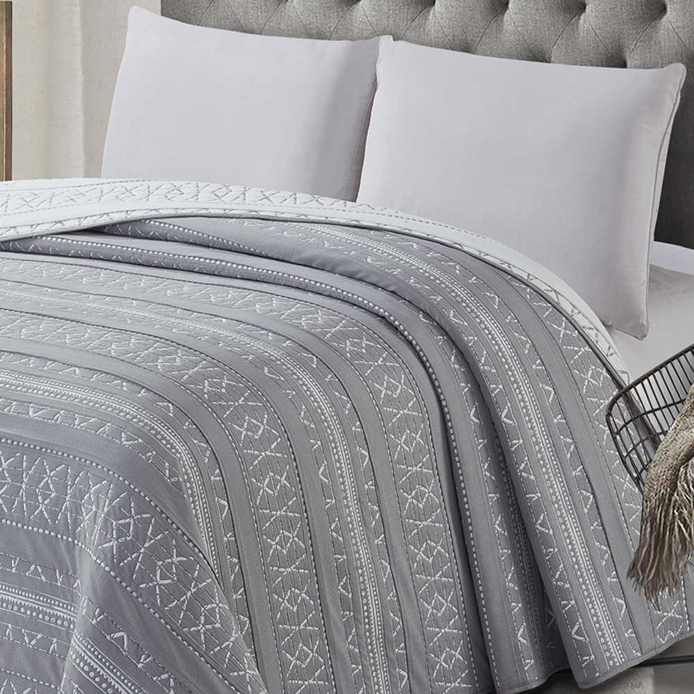 Colcha de poliéster jacquard con acabado decorativo y tejido duradero para todas las estaciones.