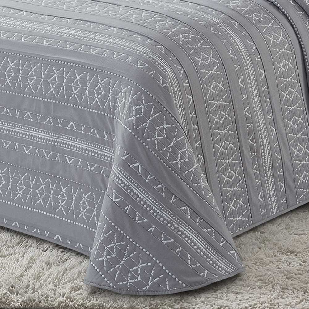 Colcha de jacquard de poliéster con elegante dibujo tejido y tacto suave para mayor confort.