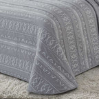 Colcha de jacquard de poliéster con elegante dibujo tejido y tacto suave para mayor confort.