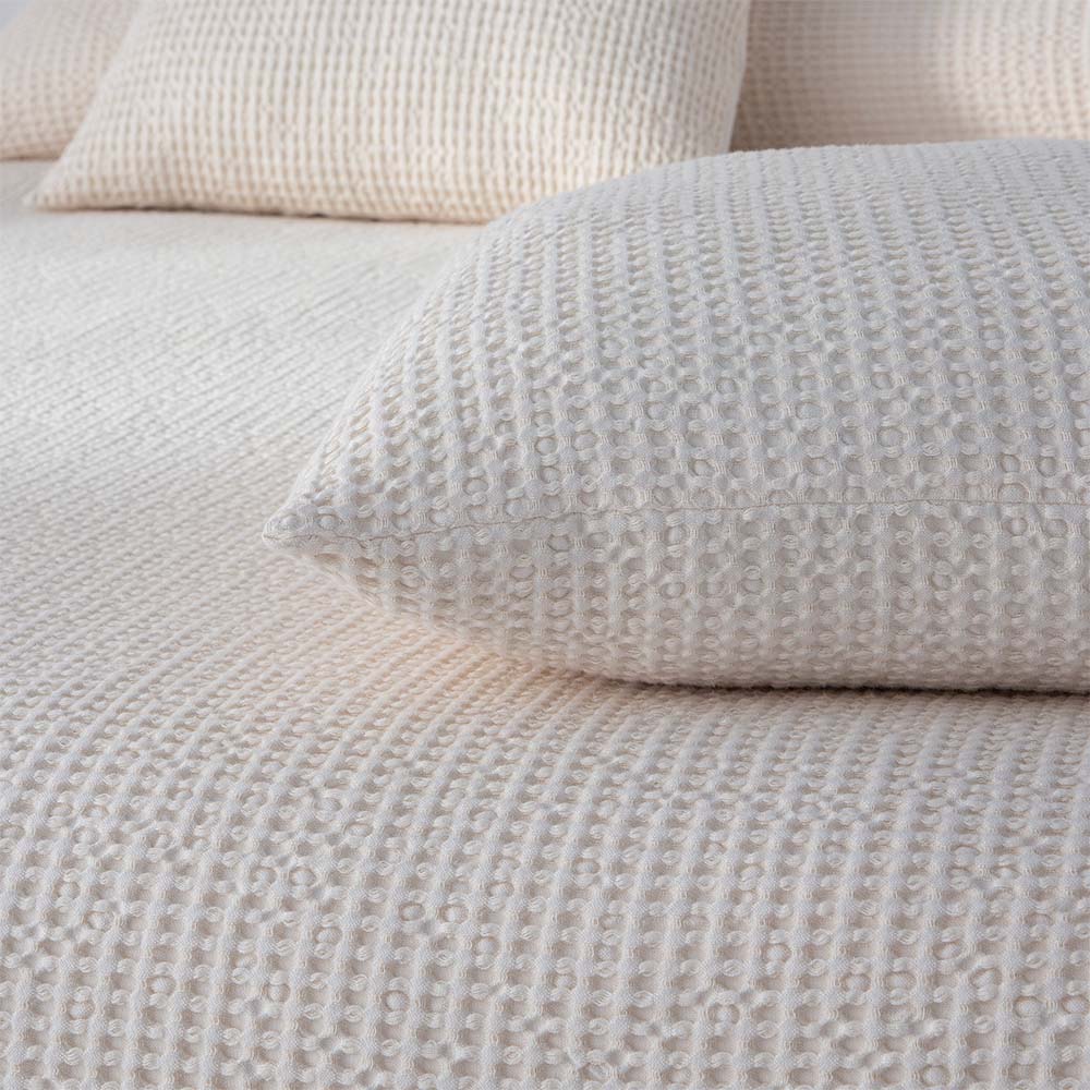 Colcha bouti de algodón natural con diseño nido de abeja, ligera y cómoda para los meses cálidos.