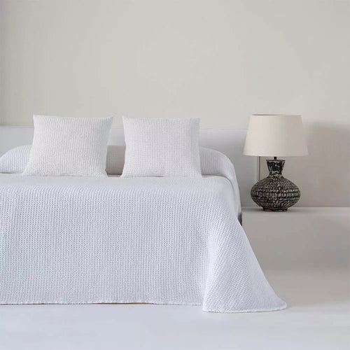 Colcha bouti de verano confeccionada en algodón con elegante diseño waffle jacquard de textura nido de abeja.