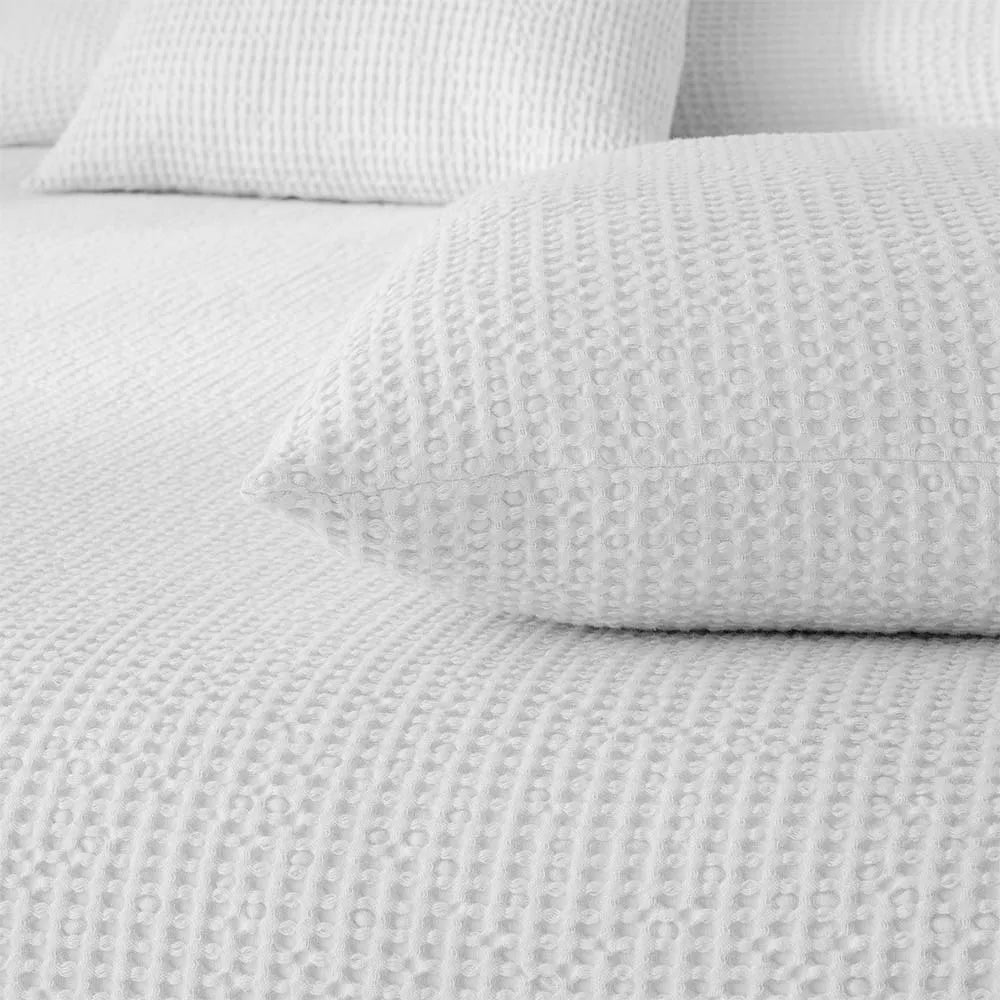 Colcha ligera de algodón con tejido jacquard waffle, ideal para aportar frescura y estilo al dormitorio.