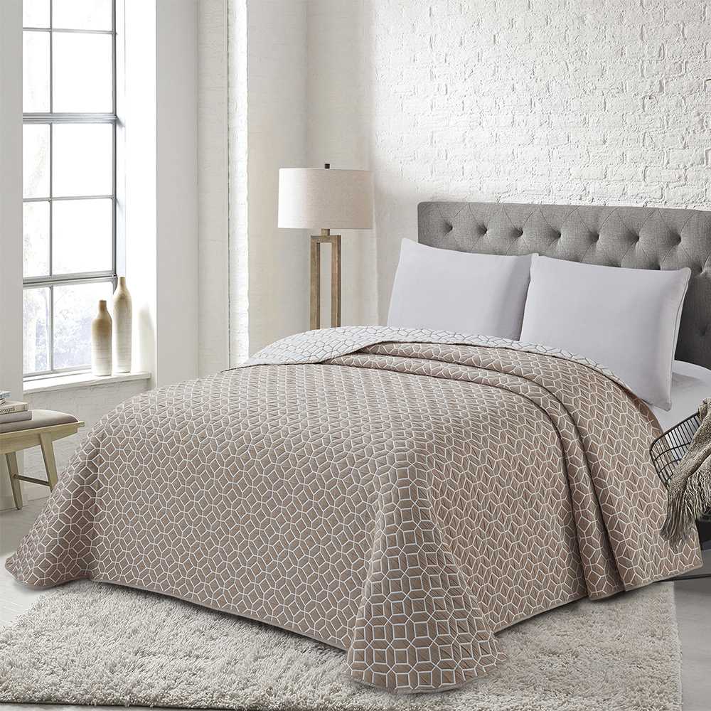 Colcha de jacquard de poliéster con diseño elegante y acabado suave para decorar el dormitorio.