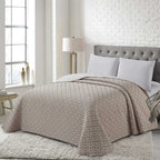 Colcha de jacquard de poliéster con diseño elegante y acabado suave para decorar el dormitorio.