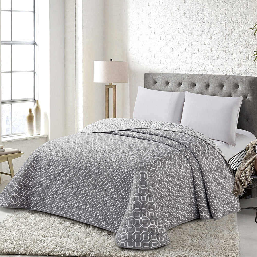 Colcha jacquard de poliéster con estampado tejido y tacto agradable para camas de cualquier tamaño.