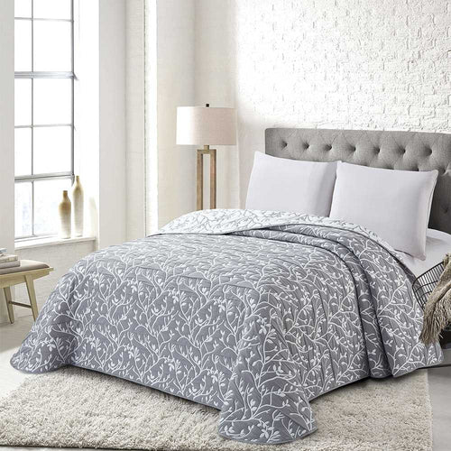 Colcha ligera de jacquard poliéster con textura en relieve y fácil mantenimiento.