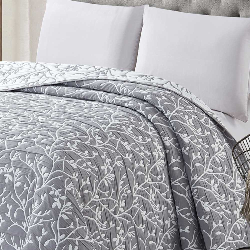 Colcha de poliéster jacquard con acabado decorativo y tejido duradero para todas las estaciones.