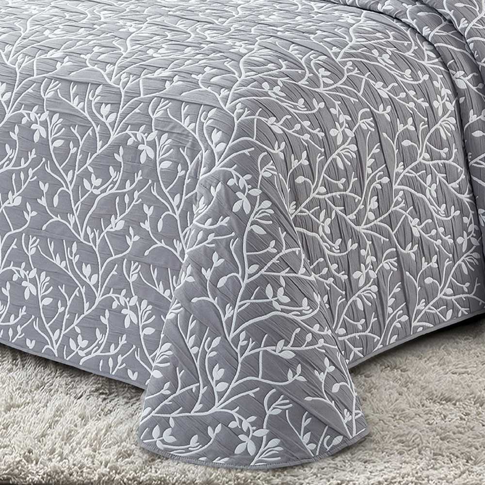 Colcha de jacquard de poliéster con elegante dibujo tejido y tacto suave para mayor confort.