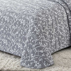 Colcha de jacquard de poliéster con elegante dibujo tejido y tacto suave para mayor confort.