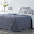 Colcha ligera reversible gris con relleno fino para entretiempo.