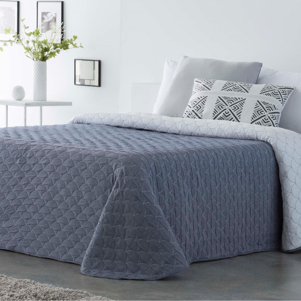 Colcha ligera reversible gris con relleno fino para entretiempo.