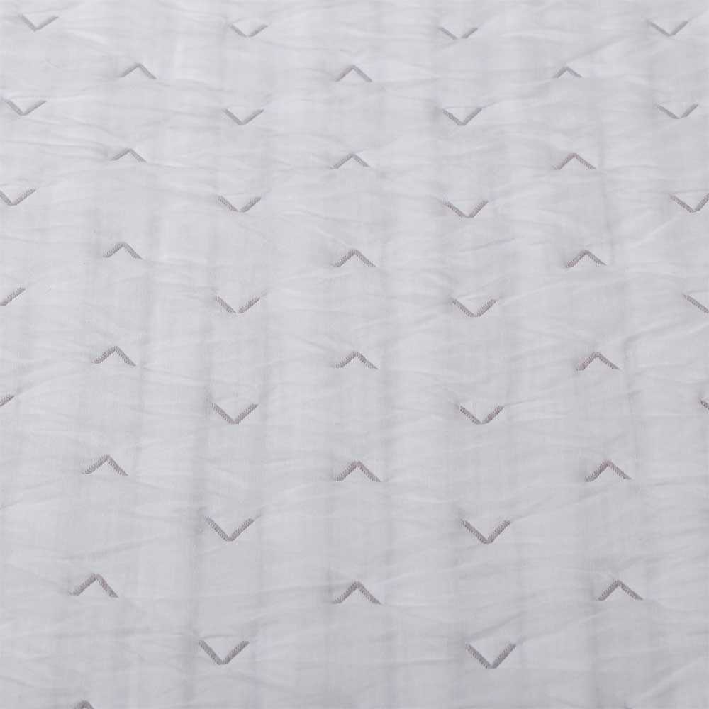 DETALLE COLCHA DE VERANO GRIS