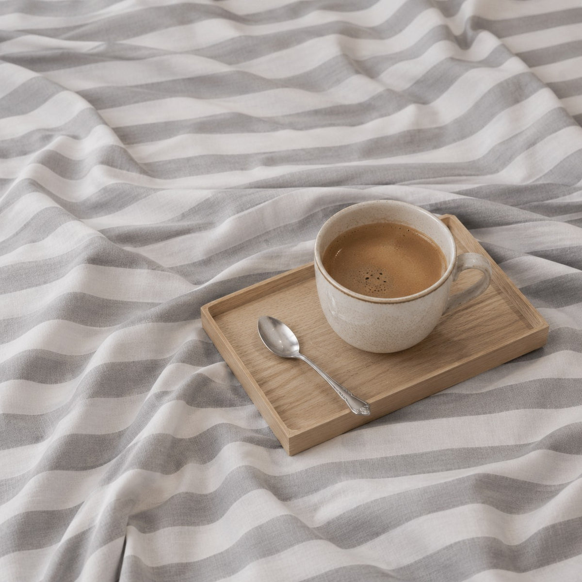Juego de cama beige de percal algodón 180 hilos, diseñado para ofrecer frescura, suavidad y comodidad durante todo el año.
