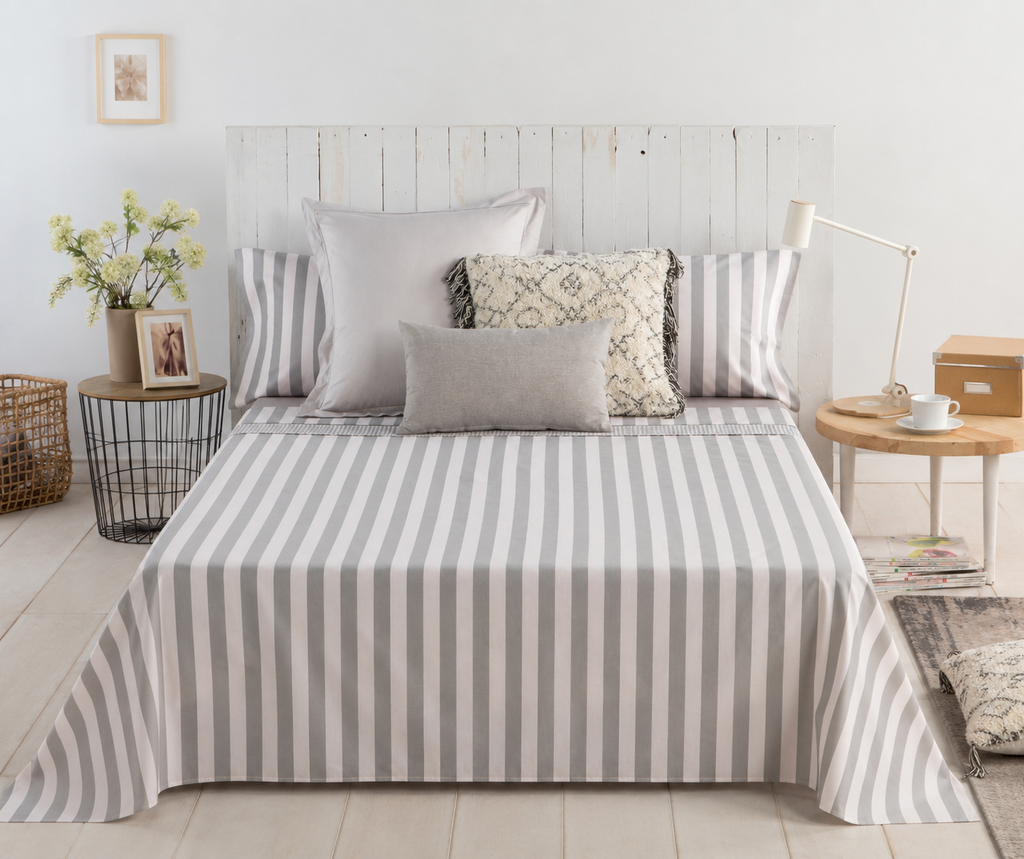 Ropa de cama beige confeccionada en percal de algodón 180 hilos, ligera, fresca y adecuada para cualquier estilo de dormitorio.