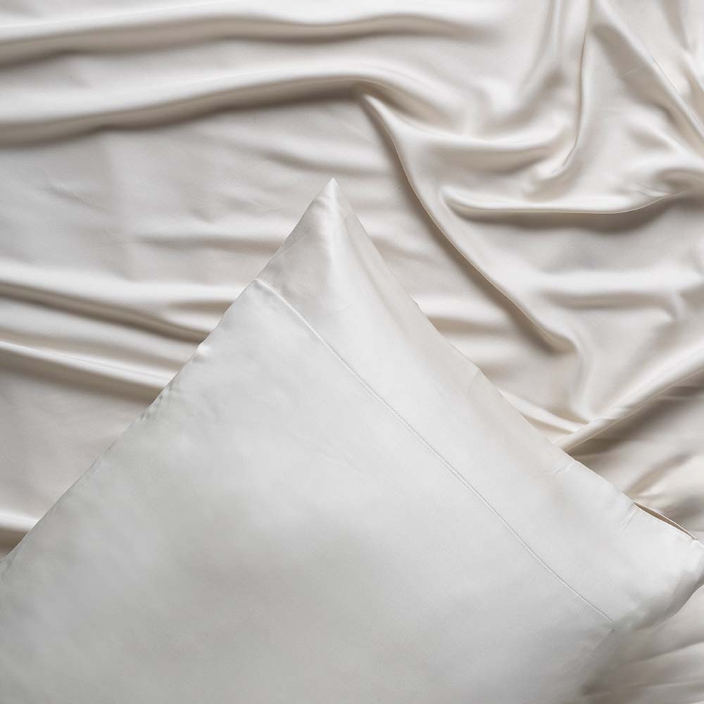 Sábana beige de bambú orgánico de 300 hilos con acabado sedoso y textura suave, diseñada para proporcionar frescura y confort.
