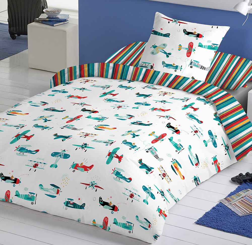 funda de edredon reversible infantil avioncitos  de poliéster-algodón suave y transpirable con botones de cierre.