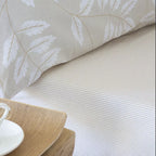 Funda nórdica beige de algodón orgánico, ideal para crear un ambiente cálido y acogedor.