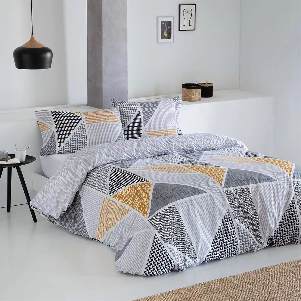 Funda nórdica GRIS de poliéster y algodón con tejido suave, resistente y de fácil mantenimiento sobre cama de dormitorio.