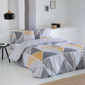 Funda nórdica GRIS de poliéster y algodón con tejido suave, resistente y de fácil mantenimiento sobre cama de dormitorio.