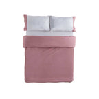 Cama vestida con juego de funda nórdica CORAL de algodón orgánico que incluye sábana bajera y fundas de almohada.
