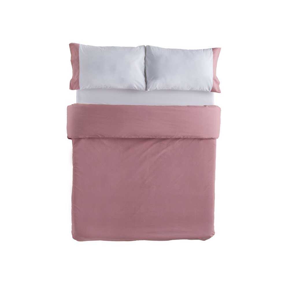 Cama vestida con juego de funda nórdica CORAL de algodón orgánico que incluye sábana bajera y fundas de almohada.