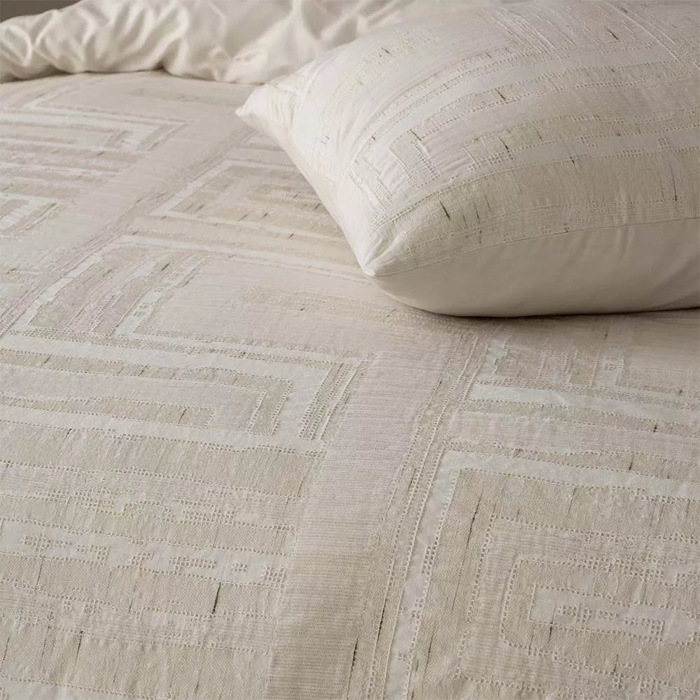 Funda de edredón confeccionada en algodón jacquard prelavado beige, ideal para un dormitorio acogedor.