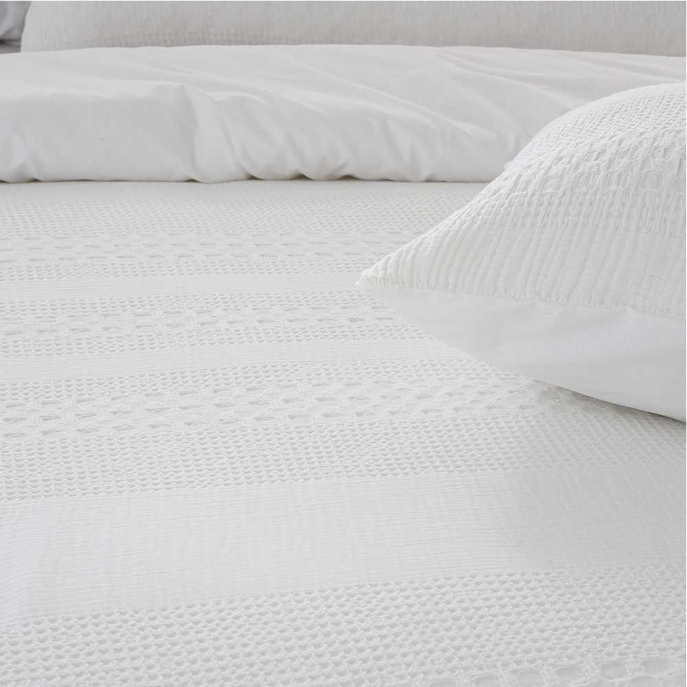 Funda nórdica de algodón color BEIGE con textura nido de abeja para un dormitorio elegante.