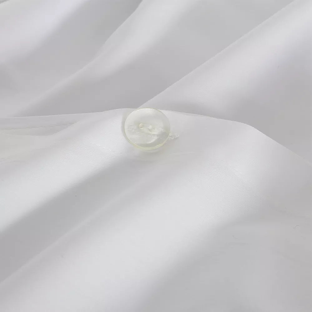 Funda nórdica blanca de 300 hilos confeccionada en satén de algodón egipcio con fundas de almohada y sábana bajera incluidas. cierre con botones