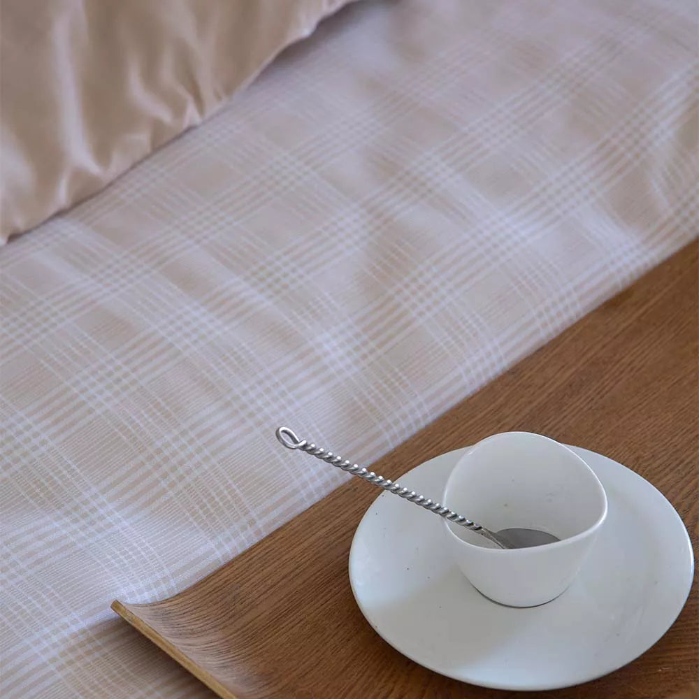 Funda nórdica de algodón egipcio satén 200 hilos extendida sobre cama con estilo contemporáneo.