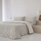 Funda de edredón confeccionada en algodón jacquard prelavado beige, ideal para un dormitorio acogedor.