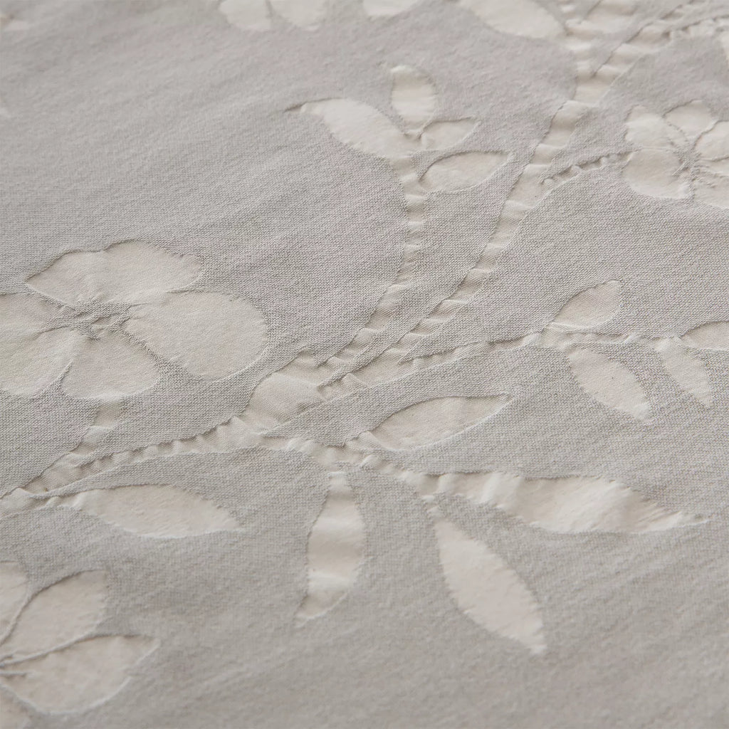 Funda nórdica beige de estilo elegante con tejido jacquard de algodón prelavado y aspecto natural.