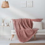 Manta plaid multiusos suave y ligera, ideal para sofá, cama o momentos de relax.