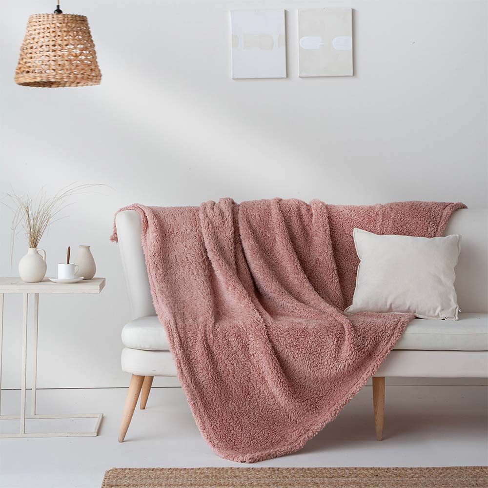 Manta plaid multiusos suave y ligera, ideal para sofá, cama o momentos de relax.