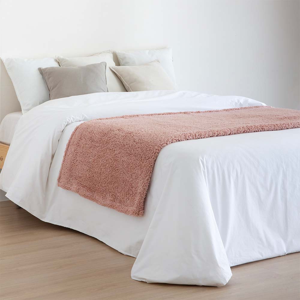 Plaid multiusos de tacto agradable, perfecto para decorar y aportar confort al hogar.
