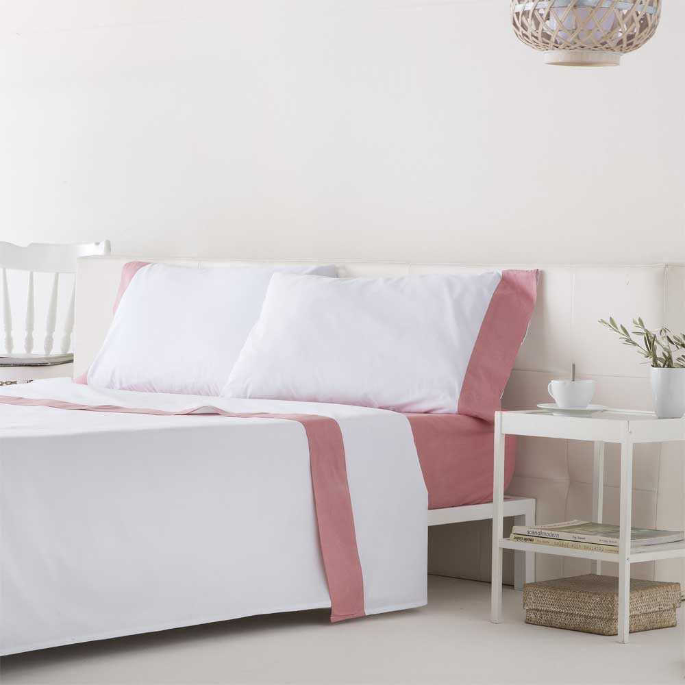 Conjunto de sábanas blancas de algodón orgánico con textura uniforme, acabado elegante y estilo minimalista para dormitorios modernos.