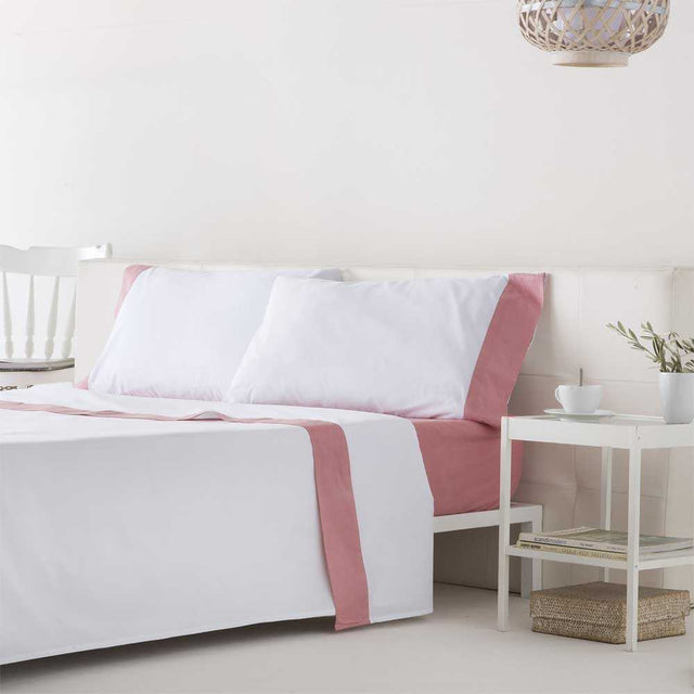 Conjunto de sábanas blancas de algodón orgánico con textura uniforme, acabado elegante y estilo minimalista para dormitorios modernos.