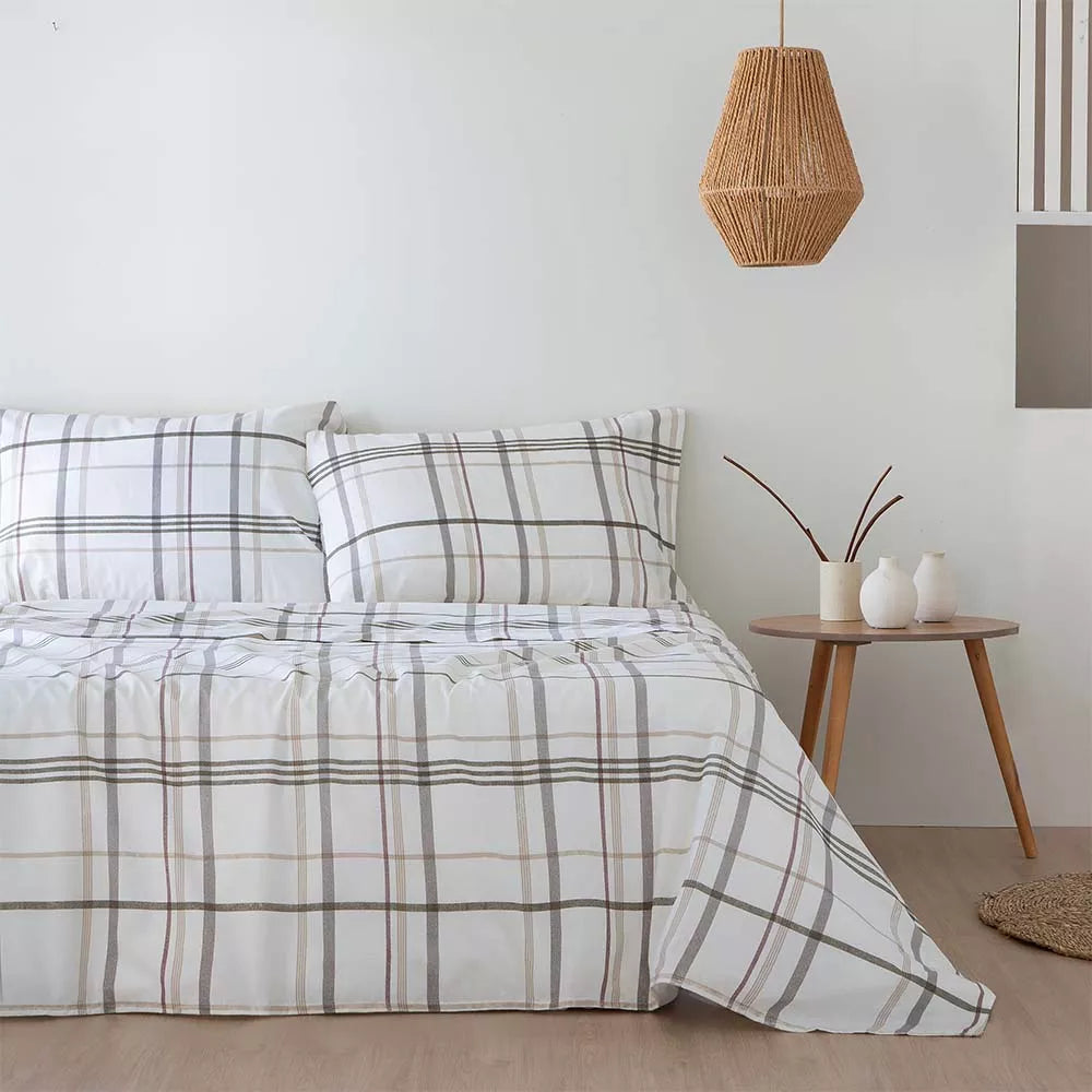 Sábana estampada de cuadros beige confeccionada en percal de algodón 200 hilos, tejido ligero, duradero y agradable para un descanso confortable.