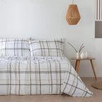 Sábana estampada de cuadros beige confeccionada en percal de algodón 200 hilos, tejido ligero, duradero y agradable para un descanso confortable.