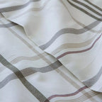 Sábana de percal algodón 200 hilos en color beige con diseño de cuadros, textura fresca, resistente y confortable para uso diario durante todo el año.
