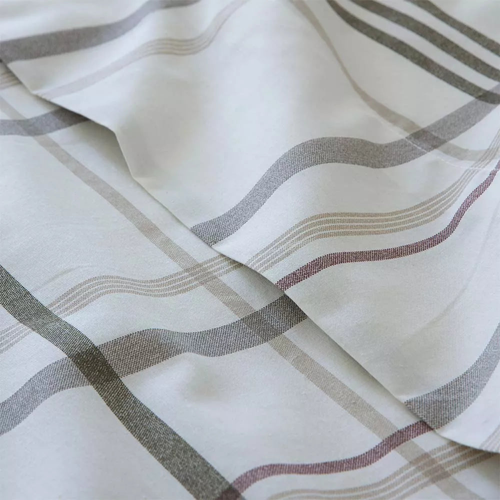 Sábana de percal algodón 200 hilos en color beige con diseño de cuadros, textura fresca, resistente y confortable para uso diario durante todo el año.
