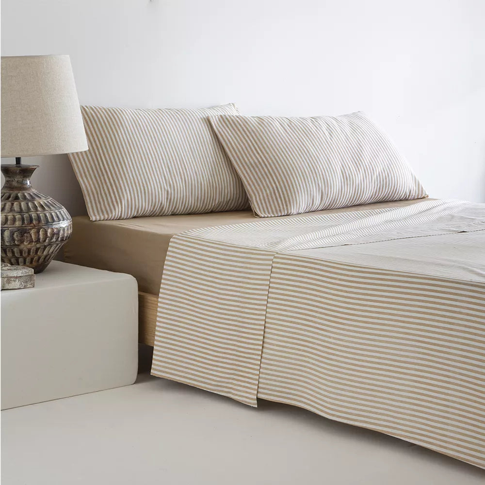 Juego de sábanas de algodón beige y mostaza compuesto por sábana encimera, bajera y fundas de almohada a juego, , destacando la suavidad, transpirabilidad, resistencia y confort natural del tejido a rayas