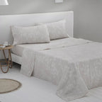 Ropa de cama beige de poliéster y algodón con sábana bajera, encimera y funda de almohada a juego, diseñada para ofrecer comodidad y practicidad durante todo el año.