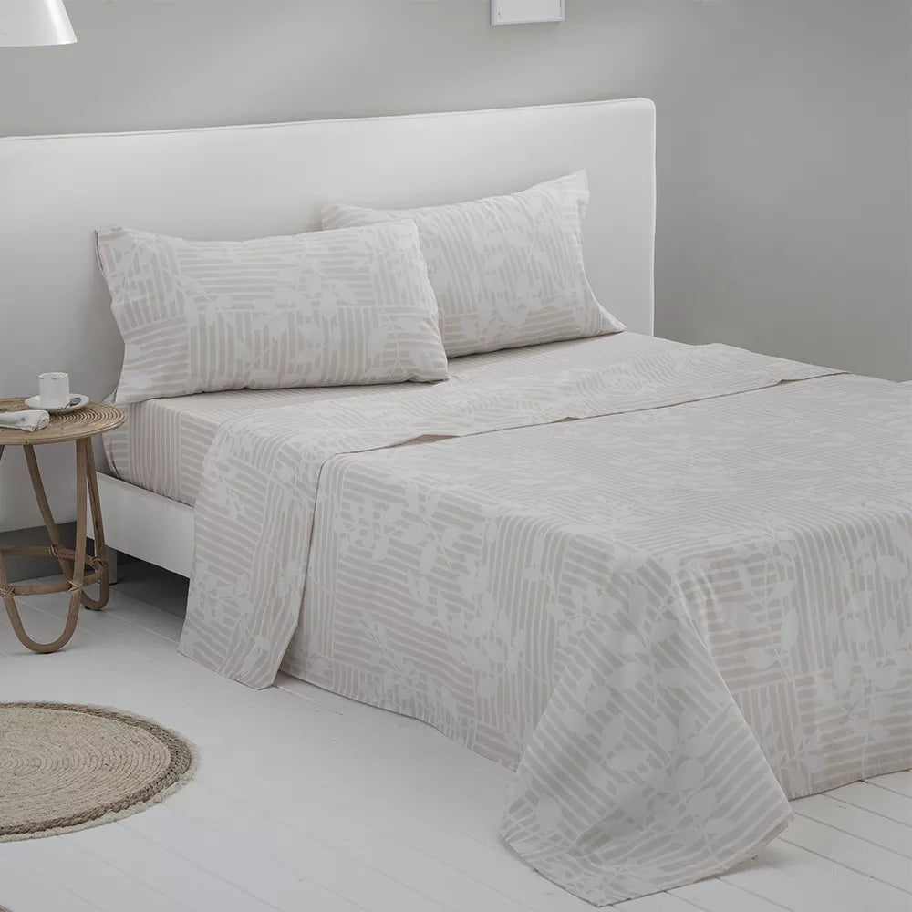 Ropa de cama beige de poliéster y algodón con sábana bajera, encimera y funda de almohada a juego, diseñada para ofrecer comodidad y practicidad durante todo el año.
