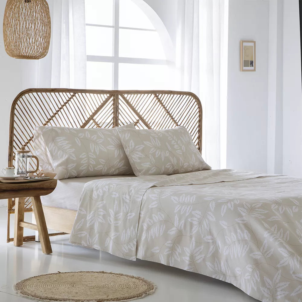 Sábanas beige de algodón orgánico con acabado mate y textura delicada, ideales para crear un ambiente cálido, acogedor y sostenible en el dormitorio.