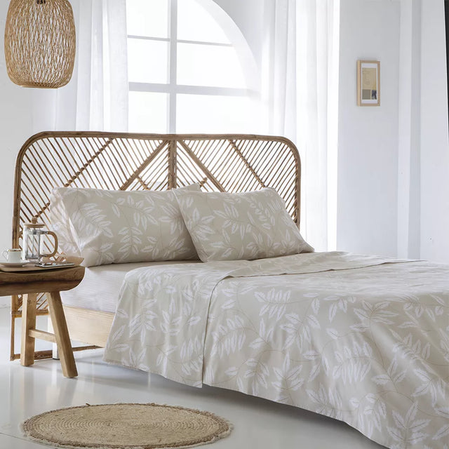 Sábanas beige de algodón orgánico con acabado mate y textura delicada, ideales para crear un ambiente cálido, acogedor y sostenible en el dormitorio.