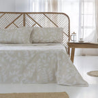 Juego de sábanas lisas en color beige confeccionado en algodón orgánico, de tacto suave, gran durabilidad y aspecto elegante y natural.
